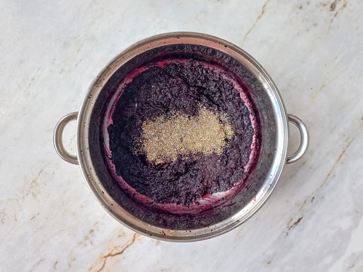 Ingredientes se incorporando na panela.