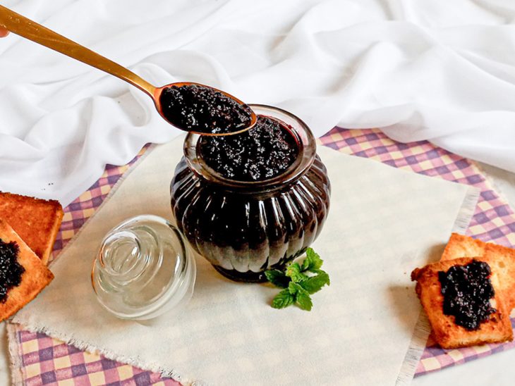 Geleia de amora sem açúcar servida.