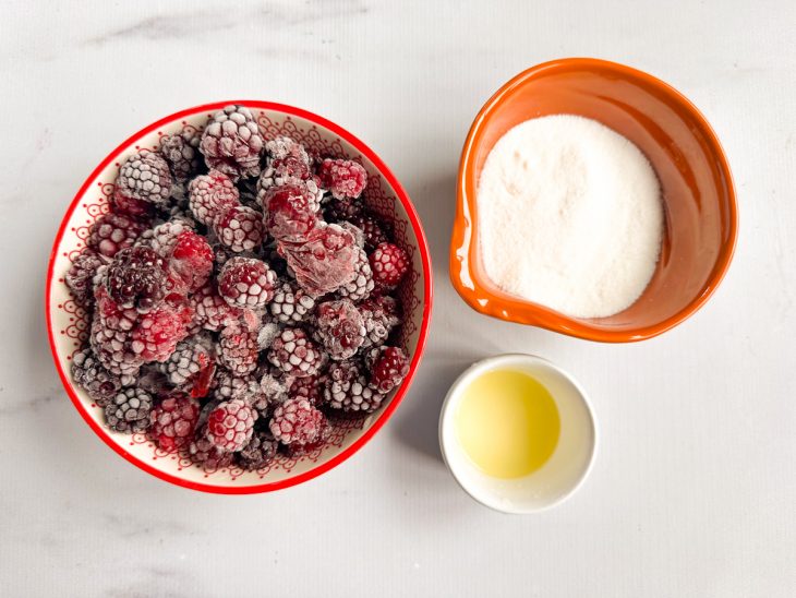 Ingredientes separados sobre a bancada.