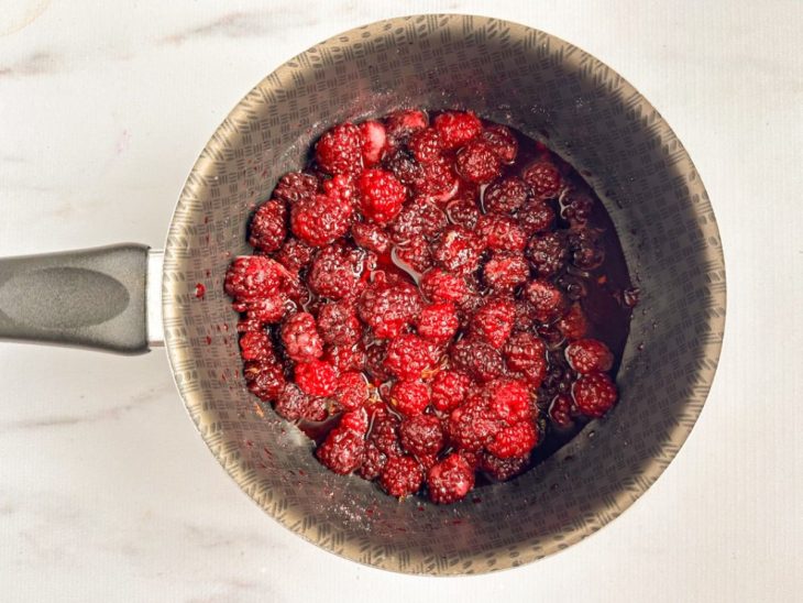 Amoras pressionadas na panela.