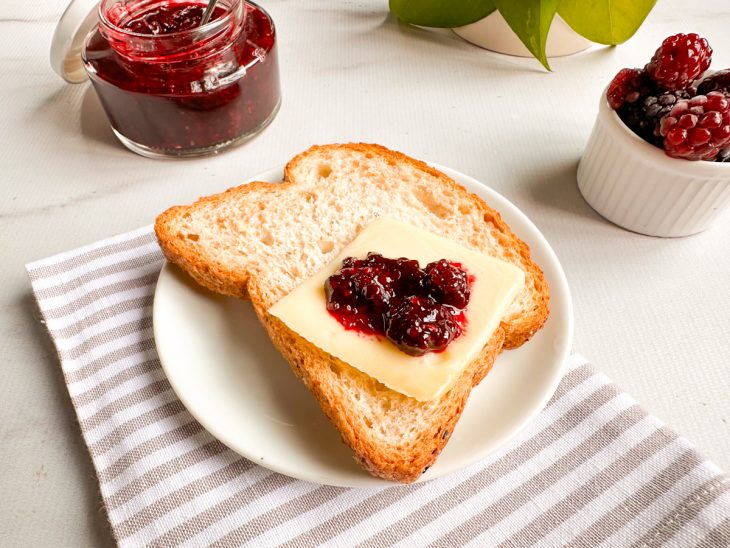 Geleia de amora simples servida.