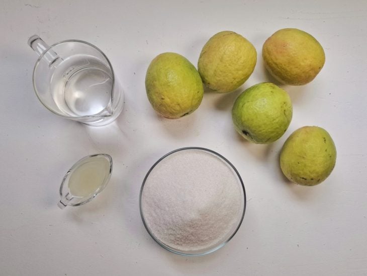 Ingredientes para a geleia de goiaba.