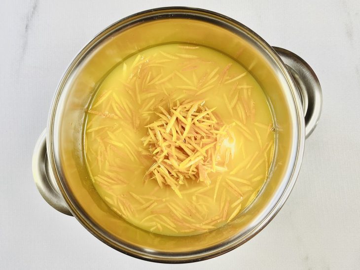 casca de laranja, suco e açúcar fervendo.