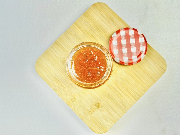 geléia de laranja em pote específico.