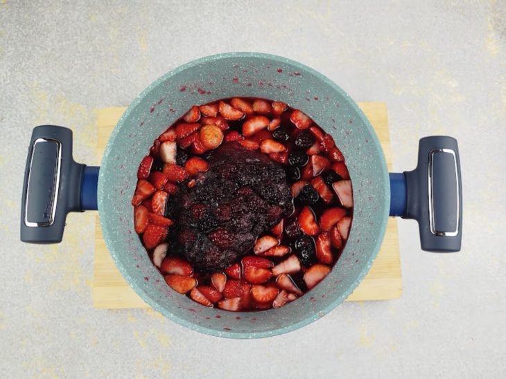 Frutas, açúcar e limão misturados na panela.