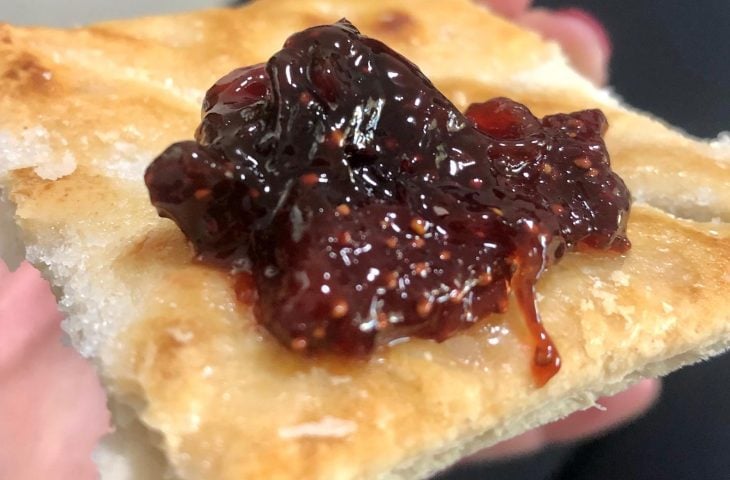 Geleia de morango com manjericão