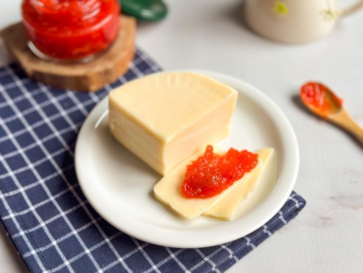 Geleia de morango com pimenta servida.