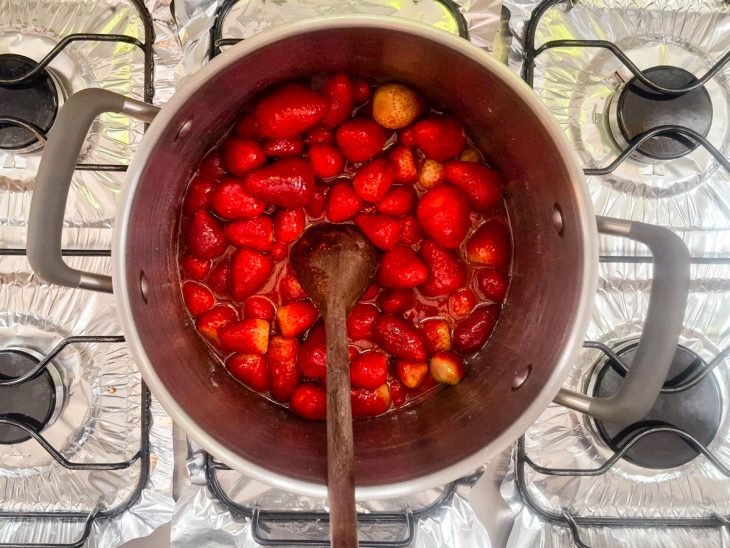 Morangos, açúcar e o suco do limão misturados.
