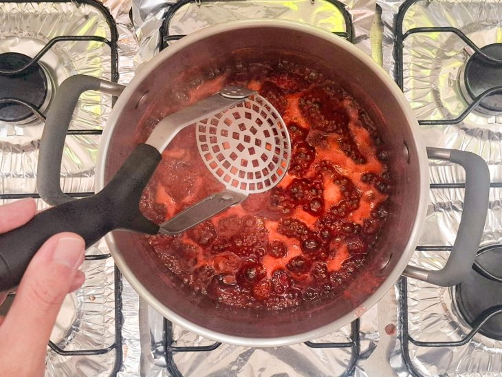 Na panela, os morangos sendo amassados.