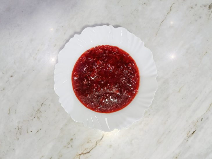 Geleia transferida para um prato.