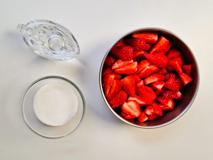 Ingredientes separados na bancada.