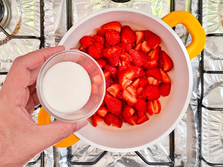 Açúcar adicionado aos morangos.