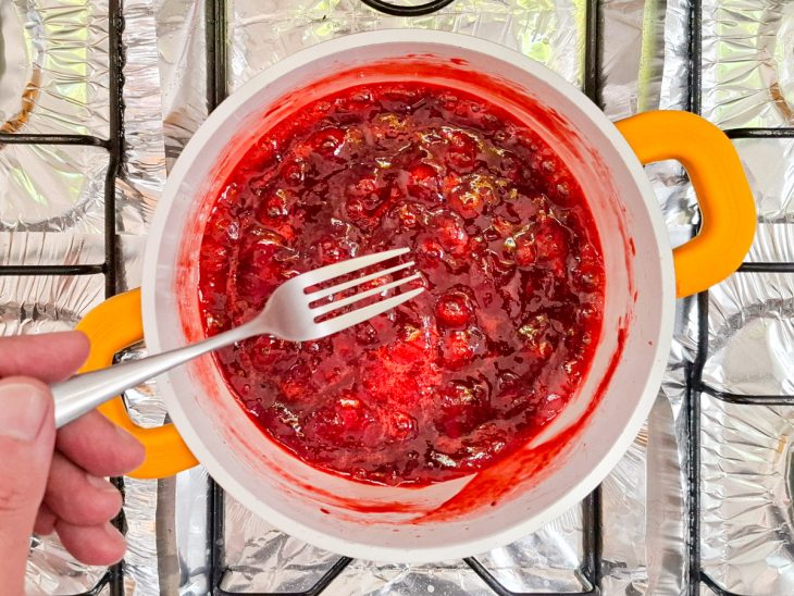 Garfo amassando os morangos.