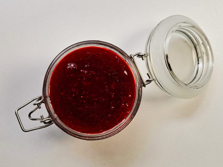 Pote com geléia de morango.