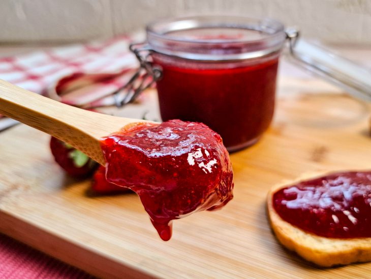 Colher com geleia de morango.