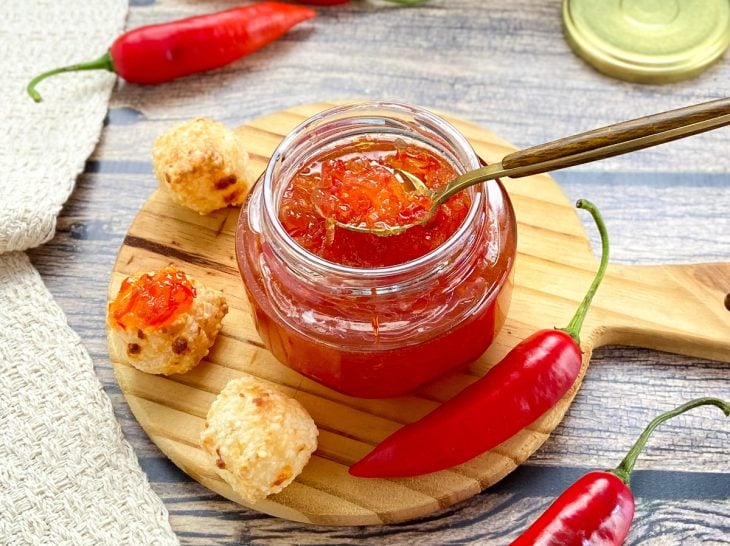 Um recipiente contendo geleia de pimenta.