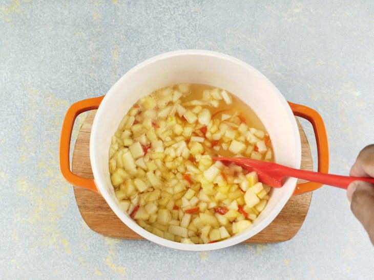 Colher na panela para misturar os ingredientes adicionados.