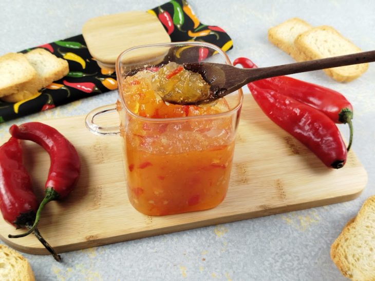 Geleia de pimenta agridoce pronta para consumo.
