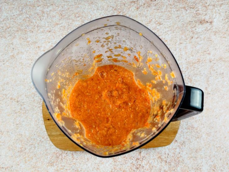 Maçãs e pimentas biquinho batidas no liquidificador.