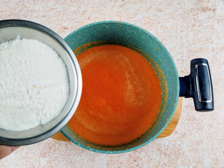 Açúcar adicionado a panela com a mistura do liquidificador.