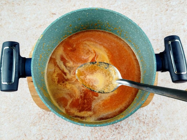 Espuma da panela sendo retirada com uma colher.