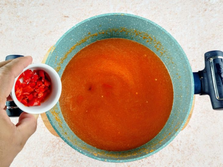 Pimenta dedo-de-moça adicionada a panela.