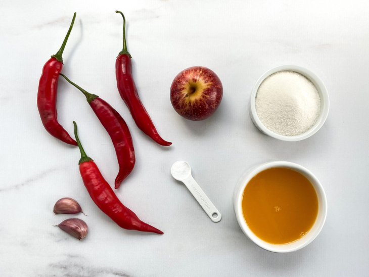 ingredientes reunidos para fazer geleia de pimenta caseira