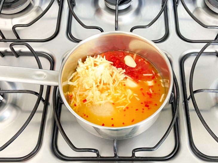 panela com todos os ingredientes da geleia de pimenta