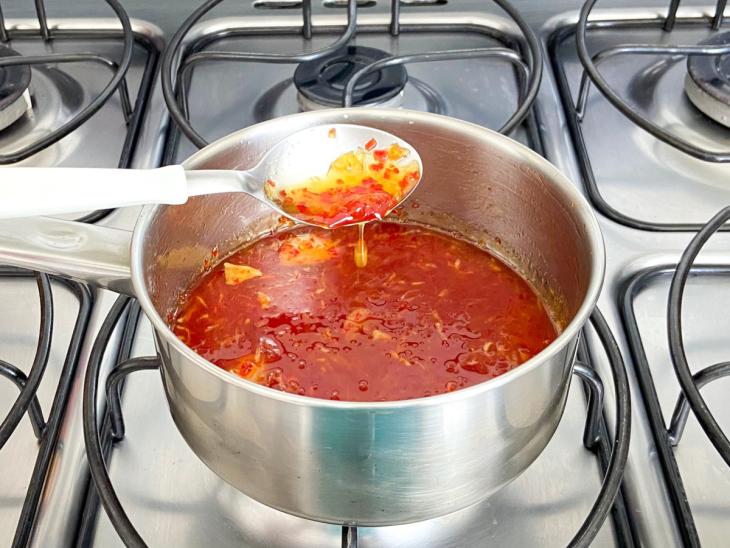 geleia de pimenta cozinhando no fogo