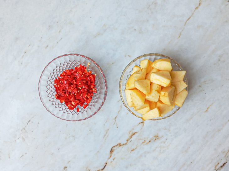 Ingredientes picados e separados em recipientes distintos.