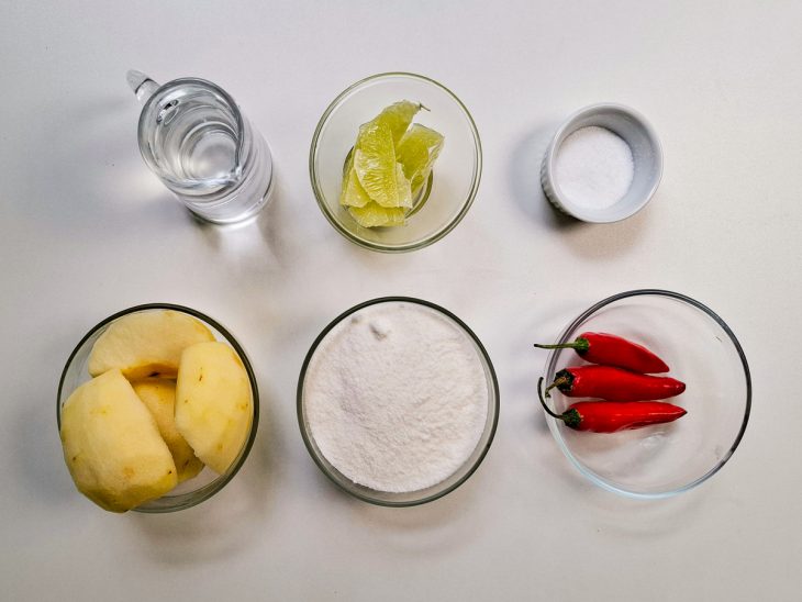 Frutas descascadas e cortadas.