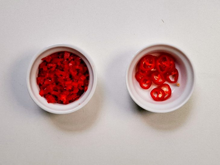 Pimentas cortadas em tigelas.