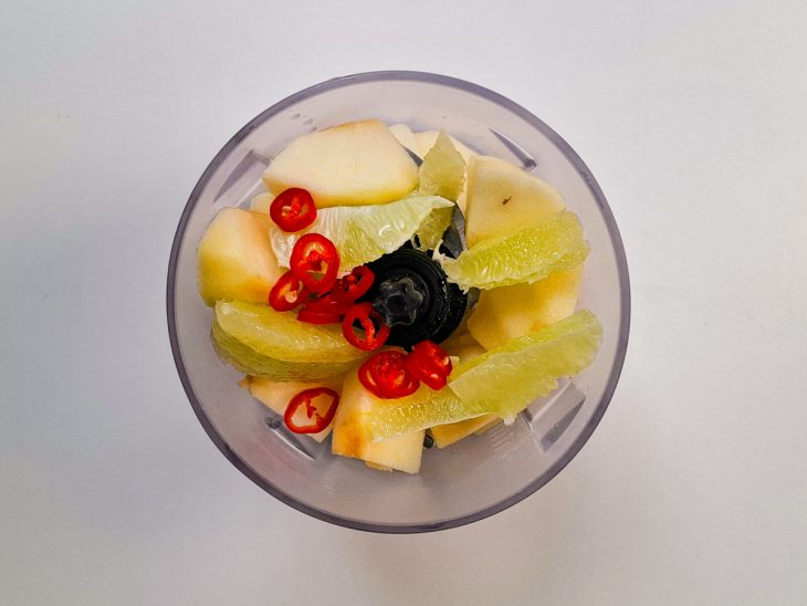 No mixer, a maçã, o limão, e as pimentas.