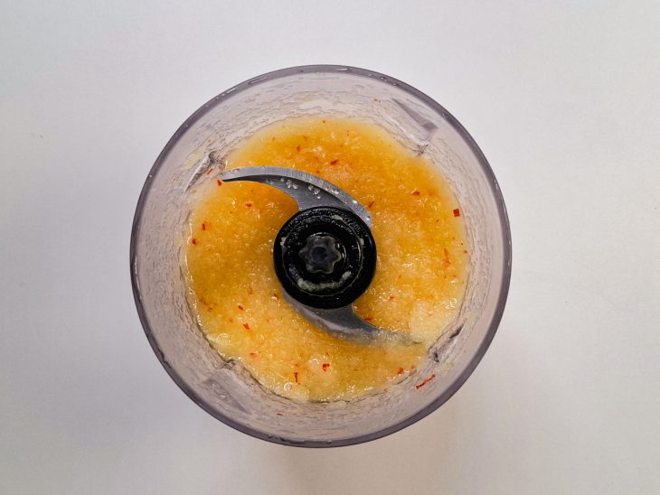 Ingredientes batidos com ainda alguns pedaços.