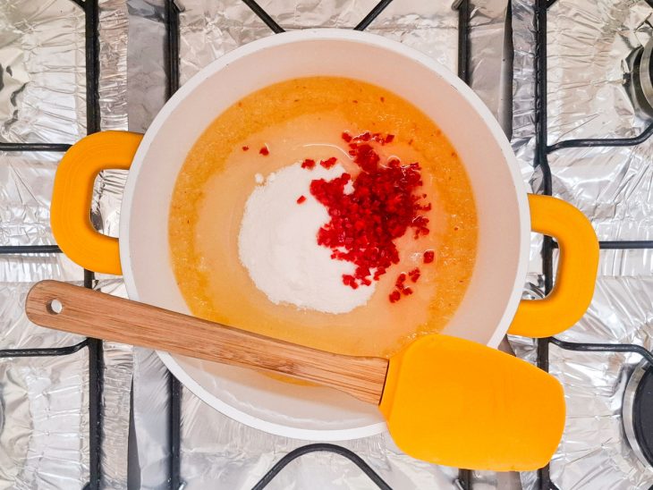 Pasta transferida para a panela com o restante dos ingredientes.