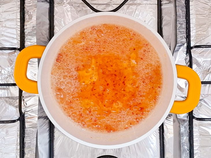 Geleia já no ponto correto.