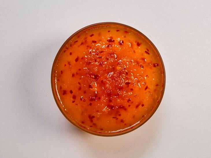 Geleia transferida para uma pequena tigela.