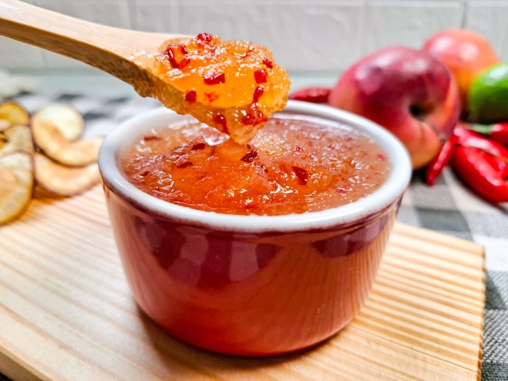 Geleia pronta, colher retirando uma porção mostrando a textura.