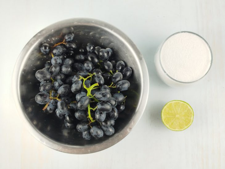 Ingredientes organizados com utensílios ao fundo.