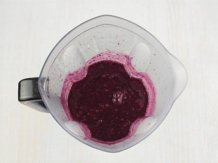 Uvas e açúcar no liquidificador.