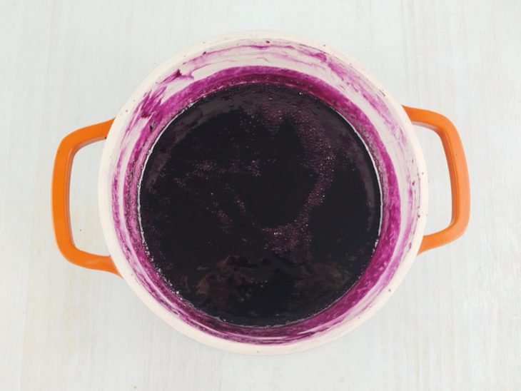 Mistura batida sendo transferida para panela.