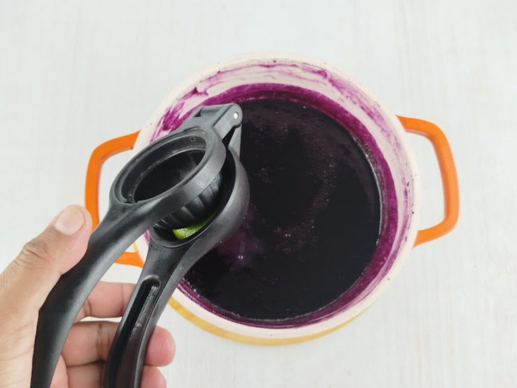 Suco de limão sendo espremido sobre a geleia quente.