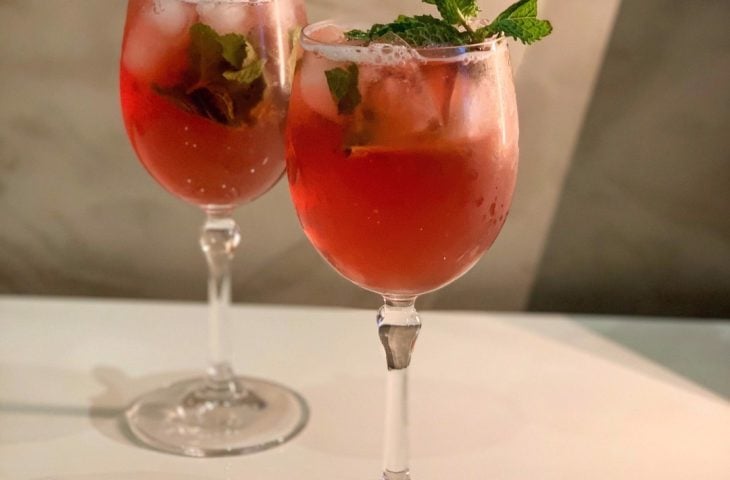 Gin com chá de frutas vermelhas