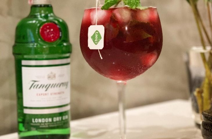 Gin com chá de hibisco