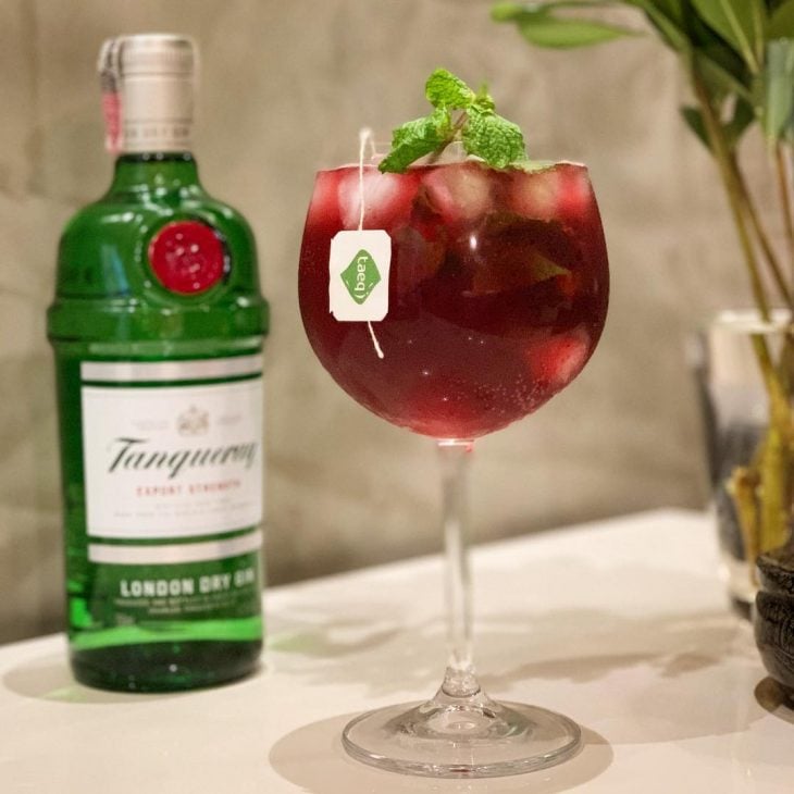 Gin com chá de hibisco