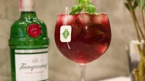 Gin com chá de hibisco