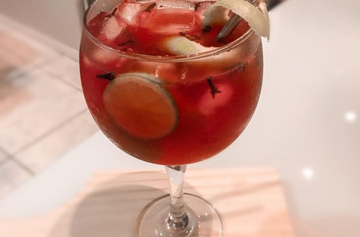 Gin com framboesa e limão