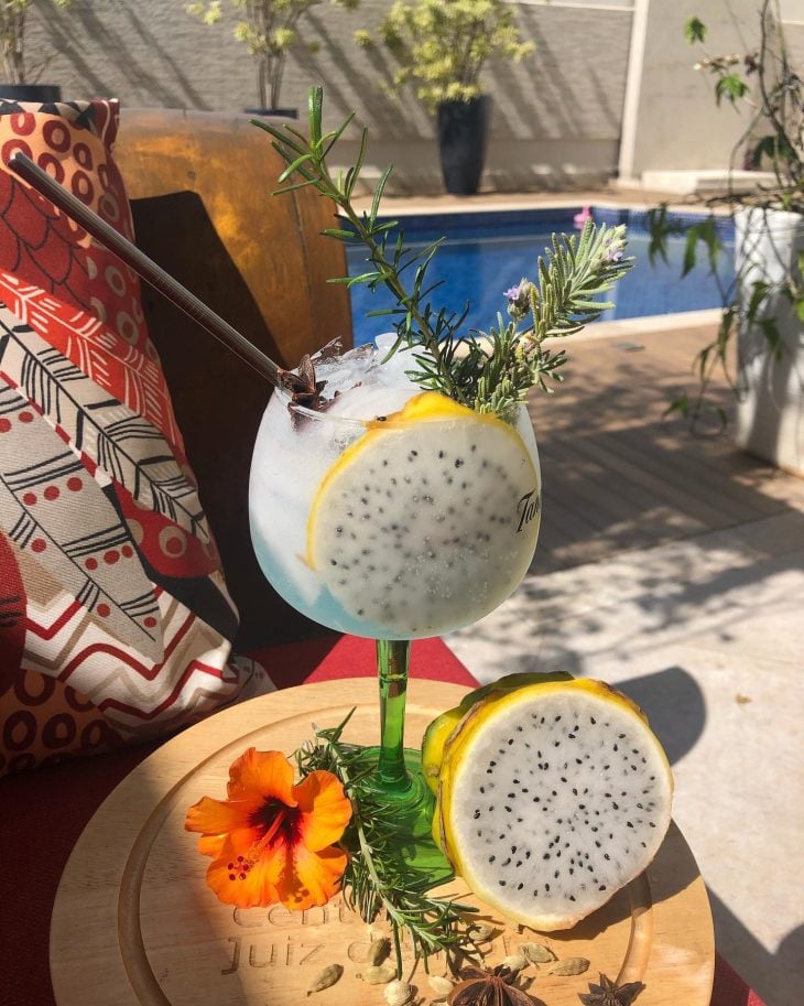 Gin com pitaya amarela
