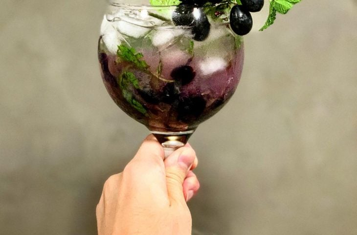 Gin com uva e hortelã