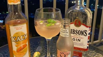 Gin com xarope de melão e tônica rose